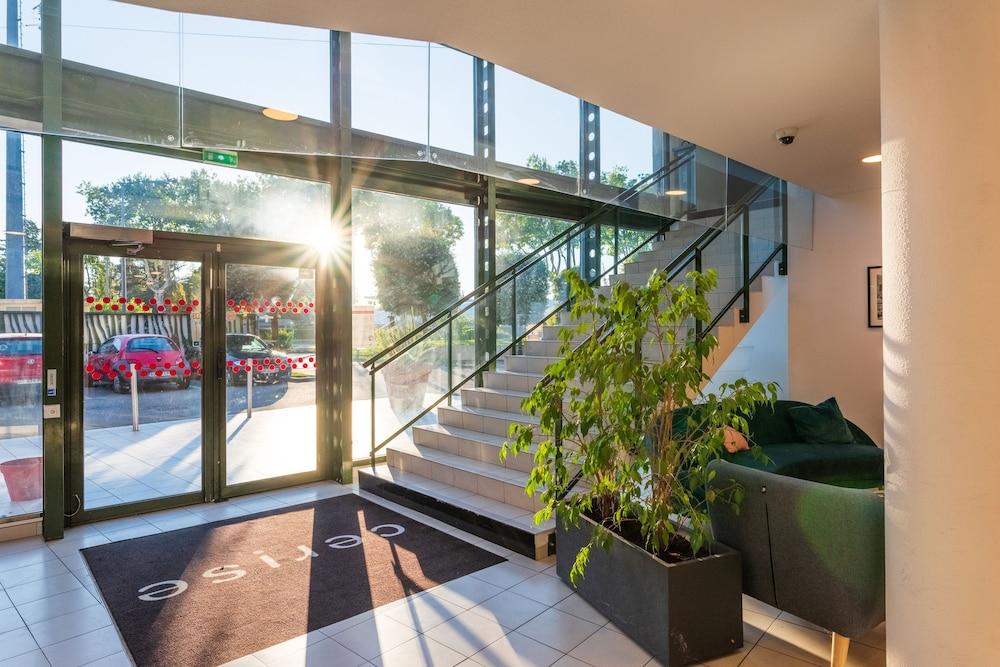 Cerise Valence Aparthotel Exterior photo