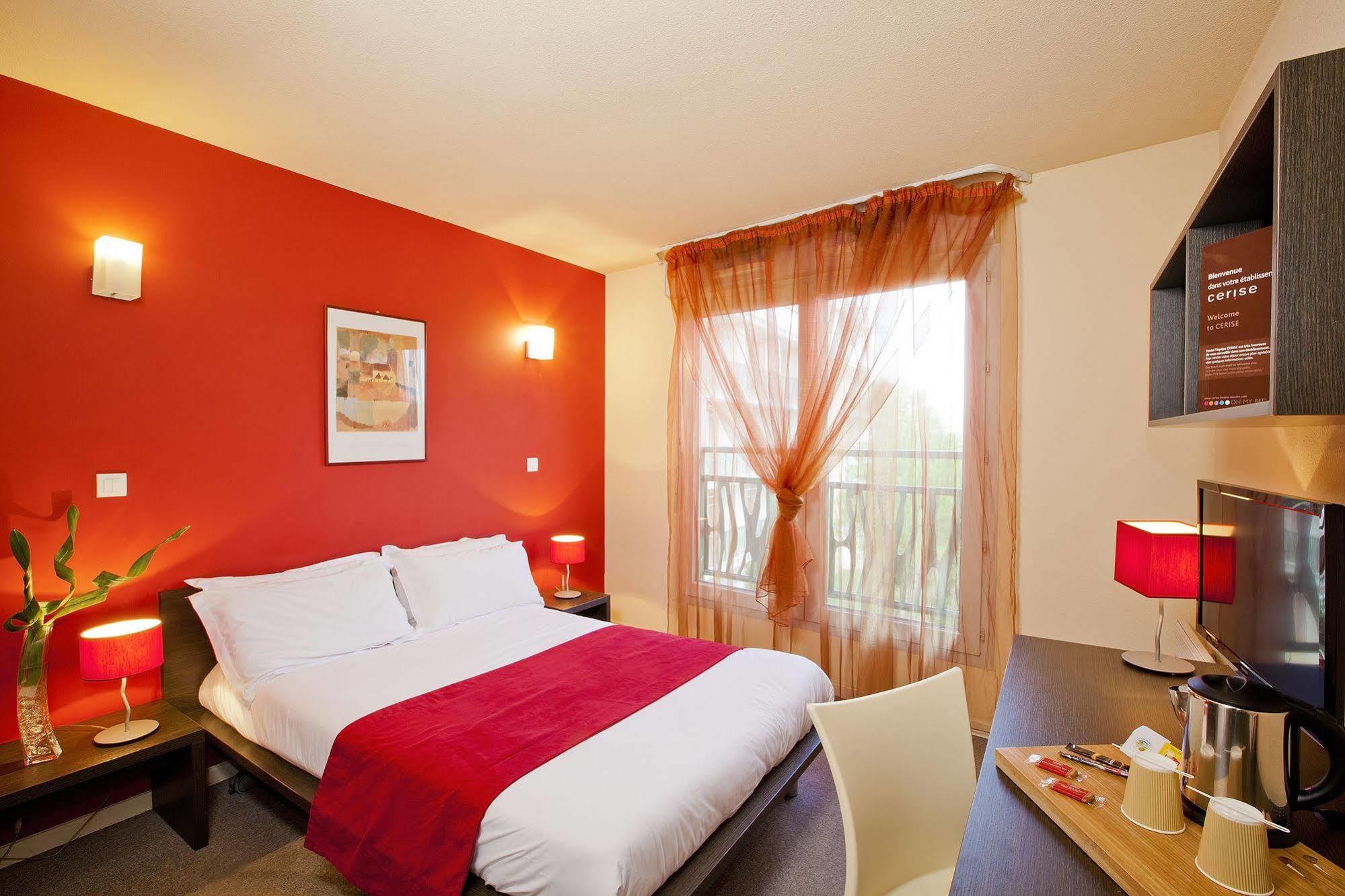 Cerise Valence Aparthotel Exterior photo